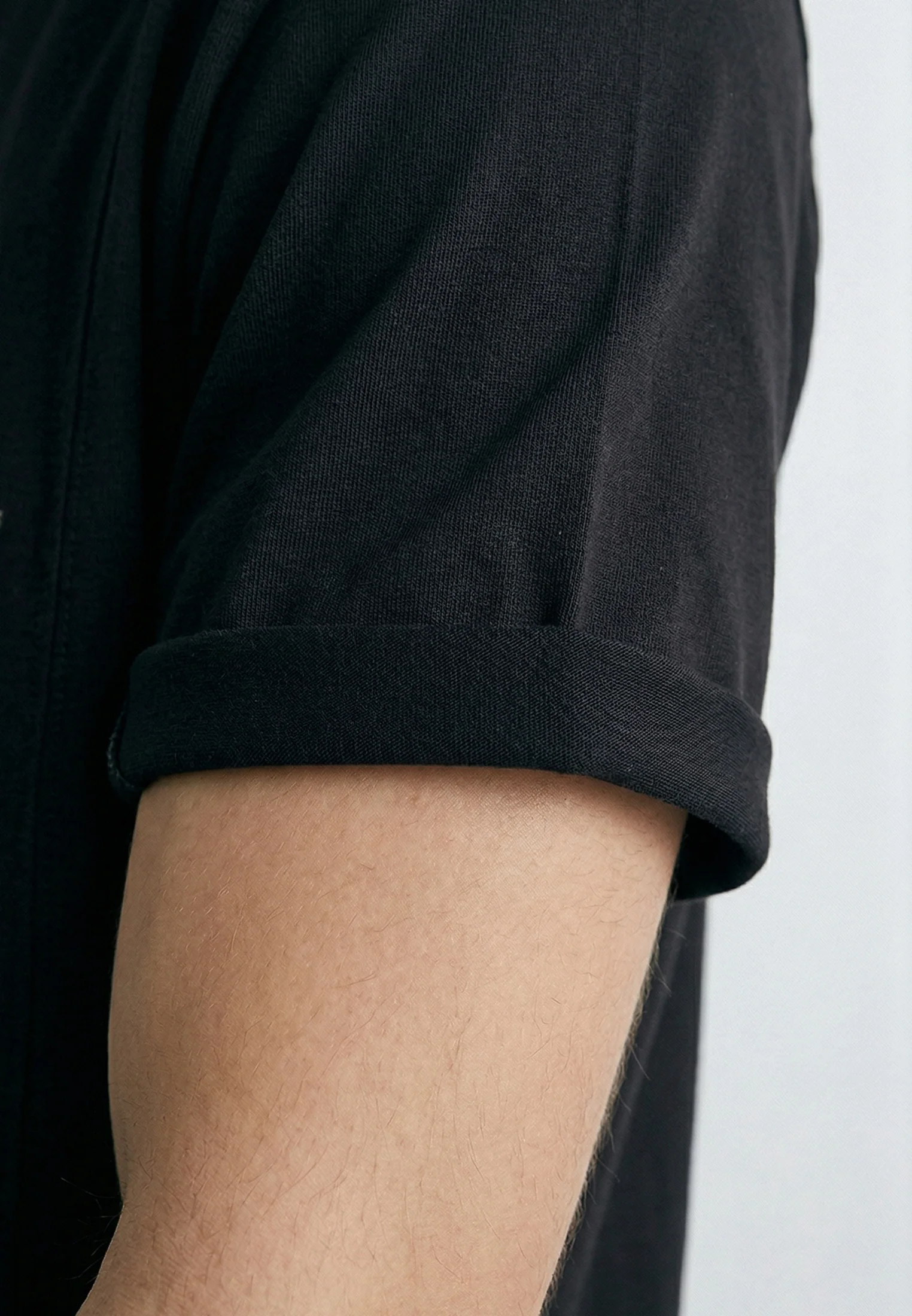 ESSENTIAL ROLLED CUFF T-SHIRT BLACK - Image 5