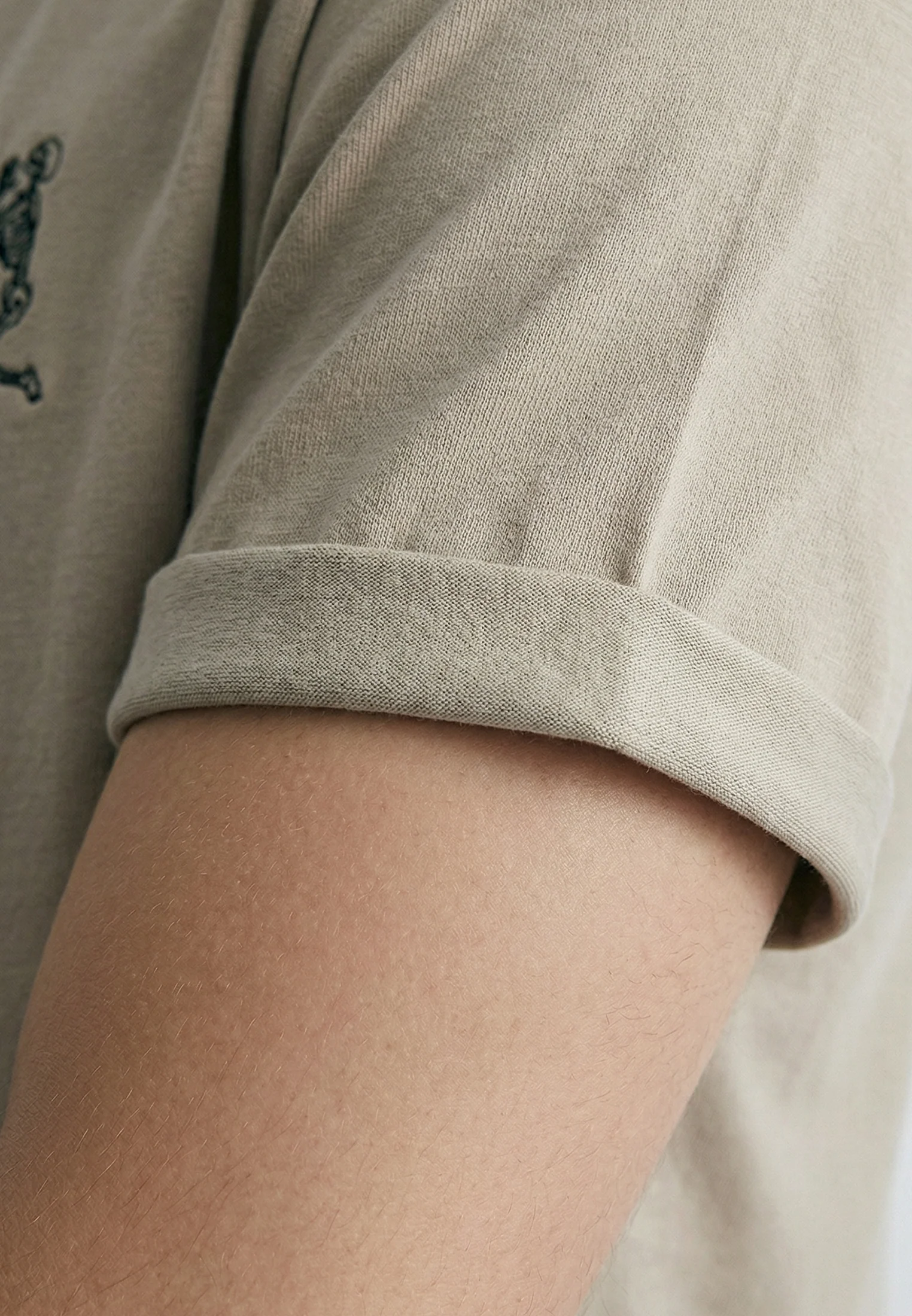 ESSENTIAL ROLLED CUFF T-SHIRT FAWN - Image 4