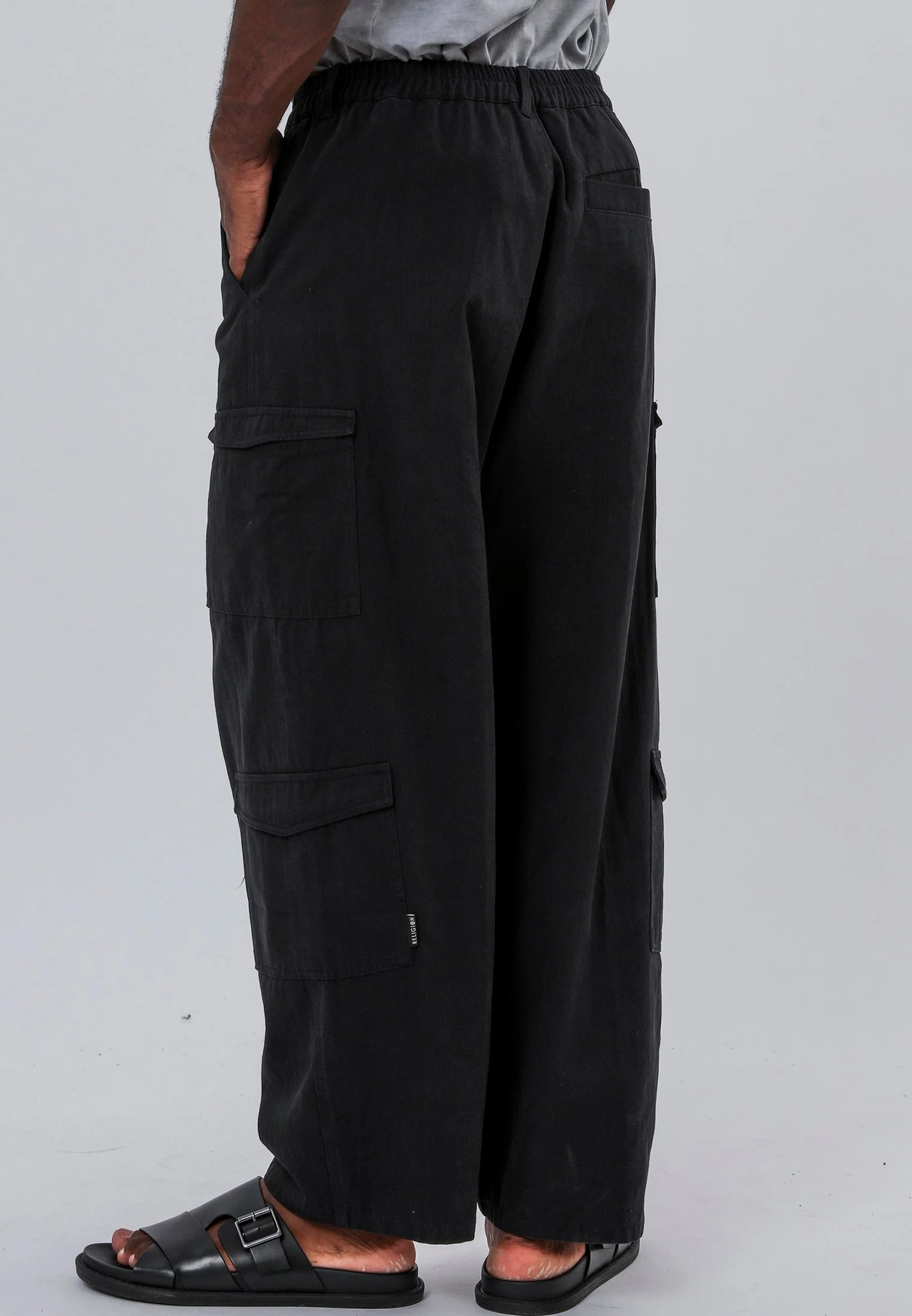 MULTI POCKET CARGO BLACK - Image 2