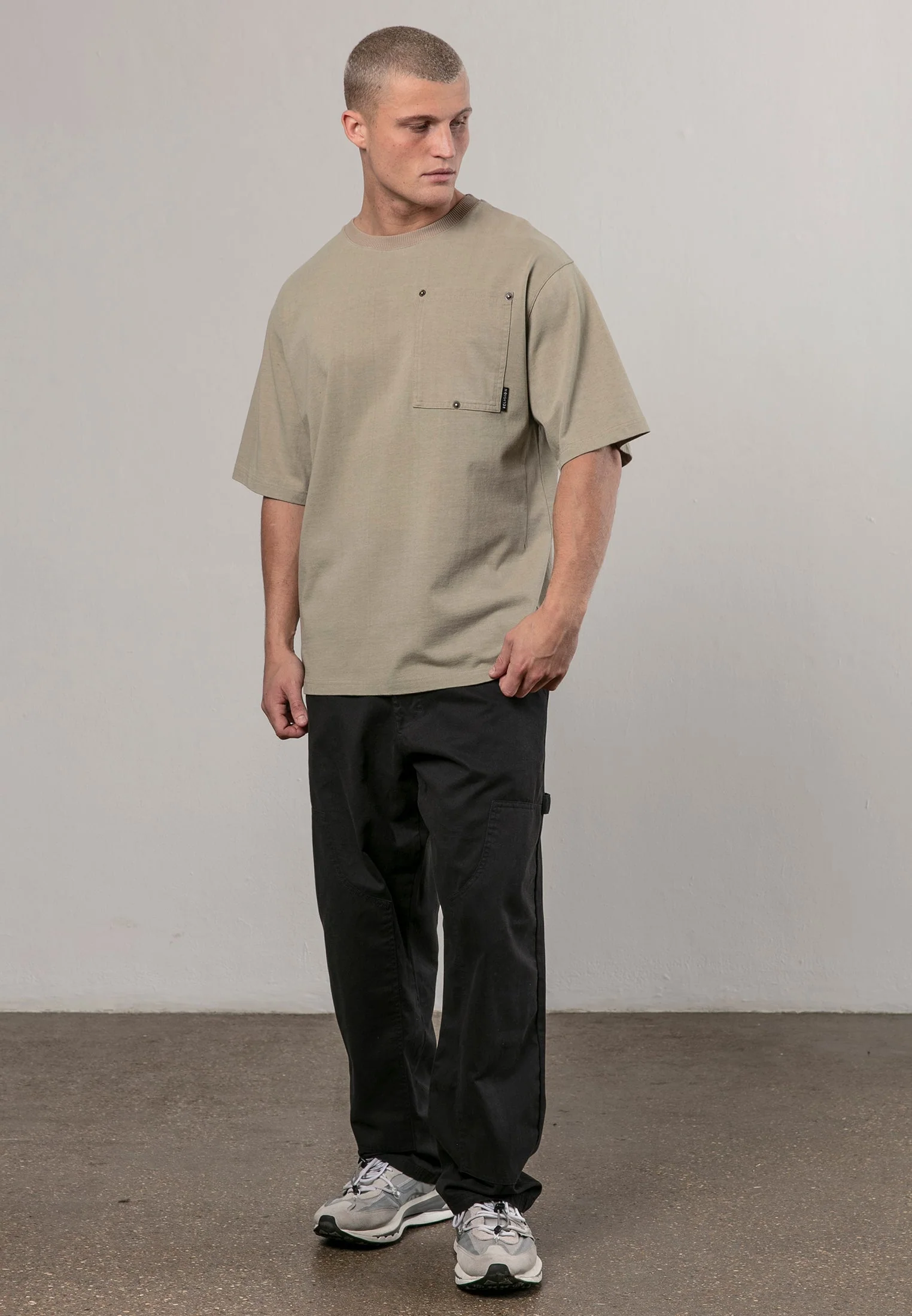 RIVET OVERSIZED T-SHIRT FAWN - Image 4