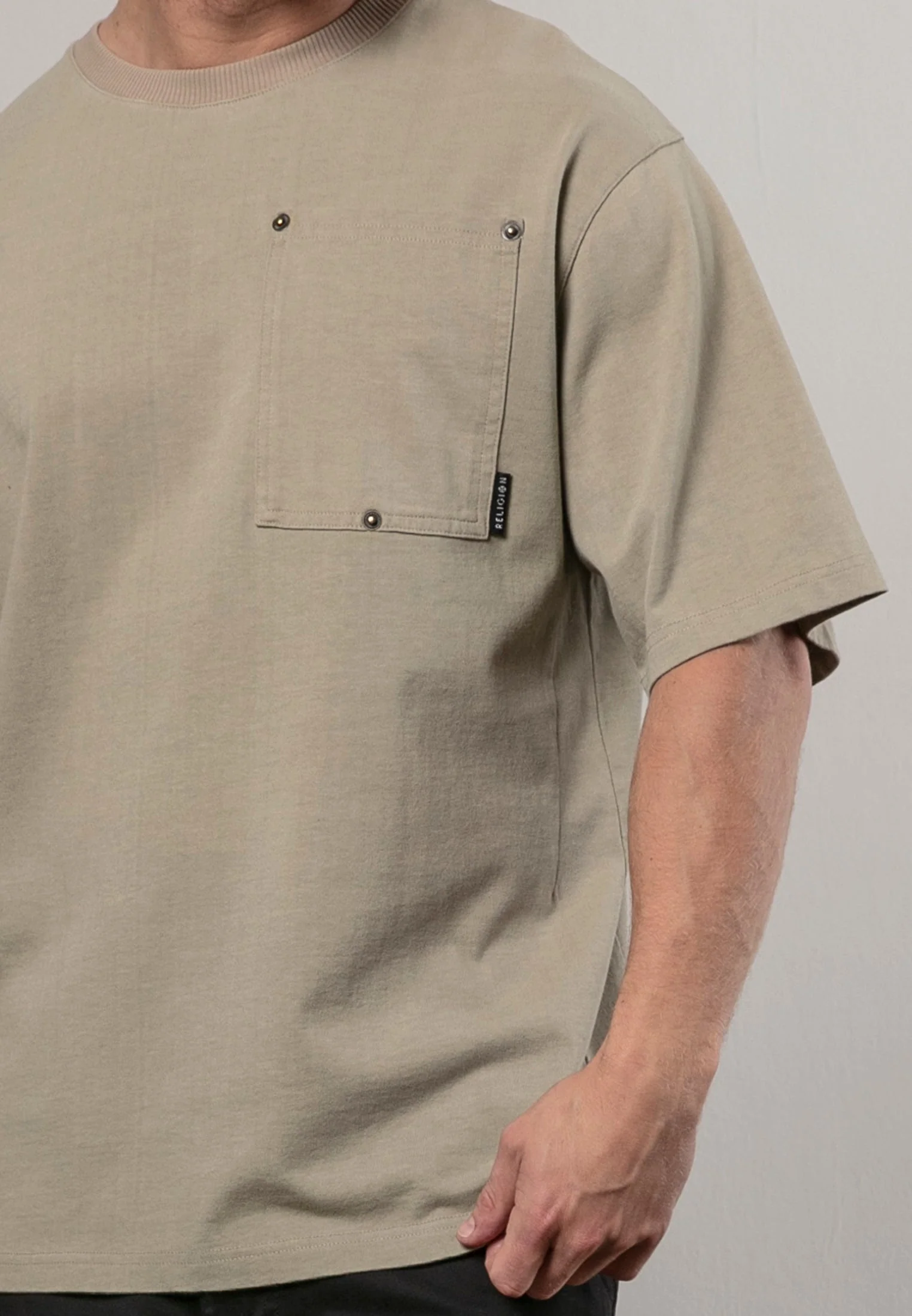 RIVET OVERSIZED T-SHIRT FAWN - Image 5
