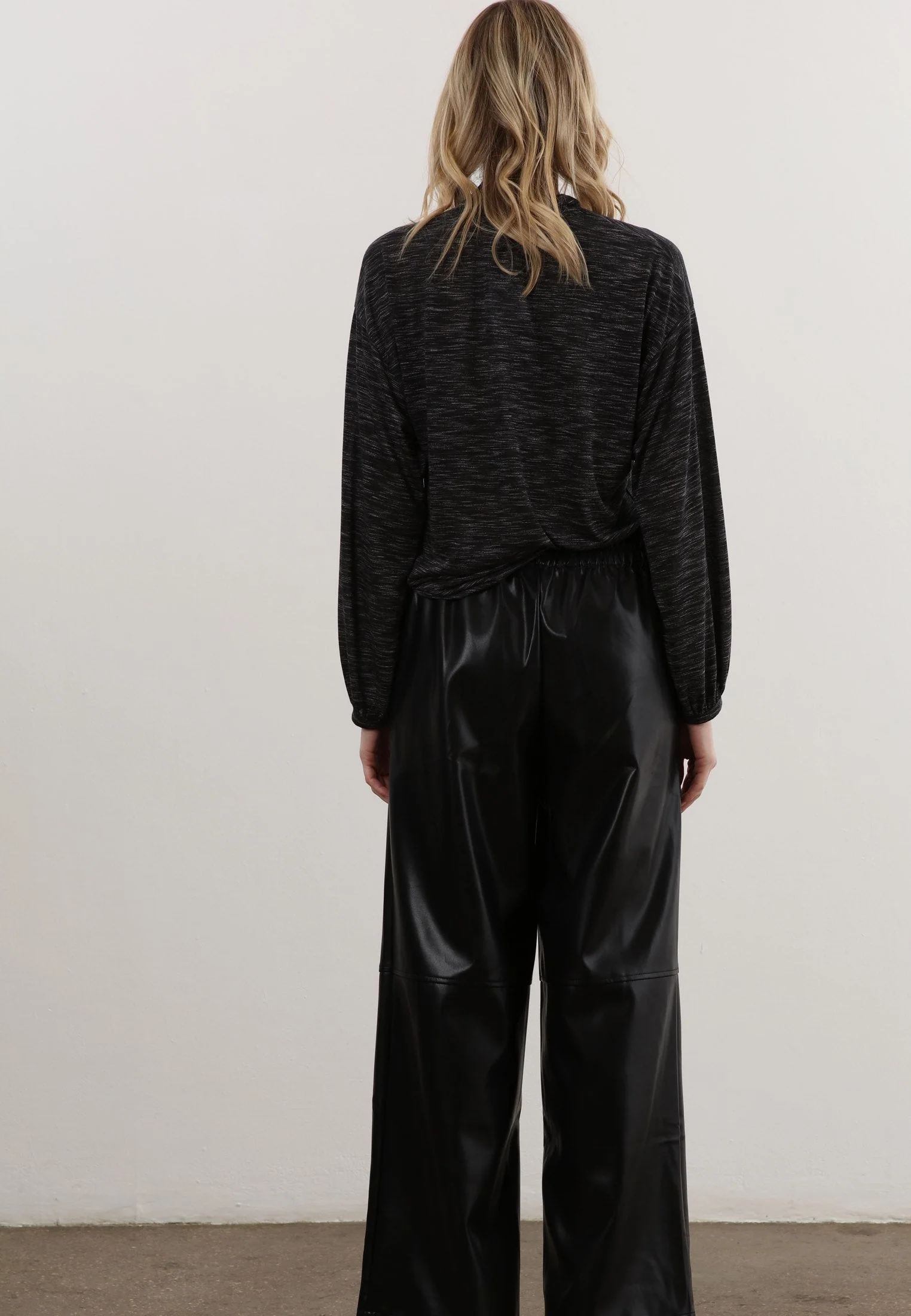 SIMPLE TOP BLACK - Image 3