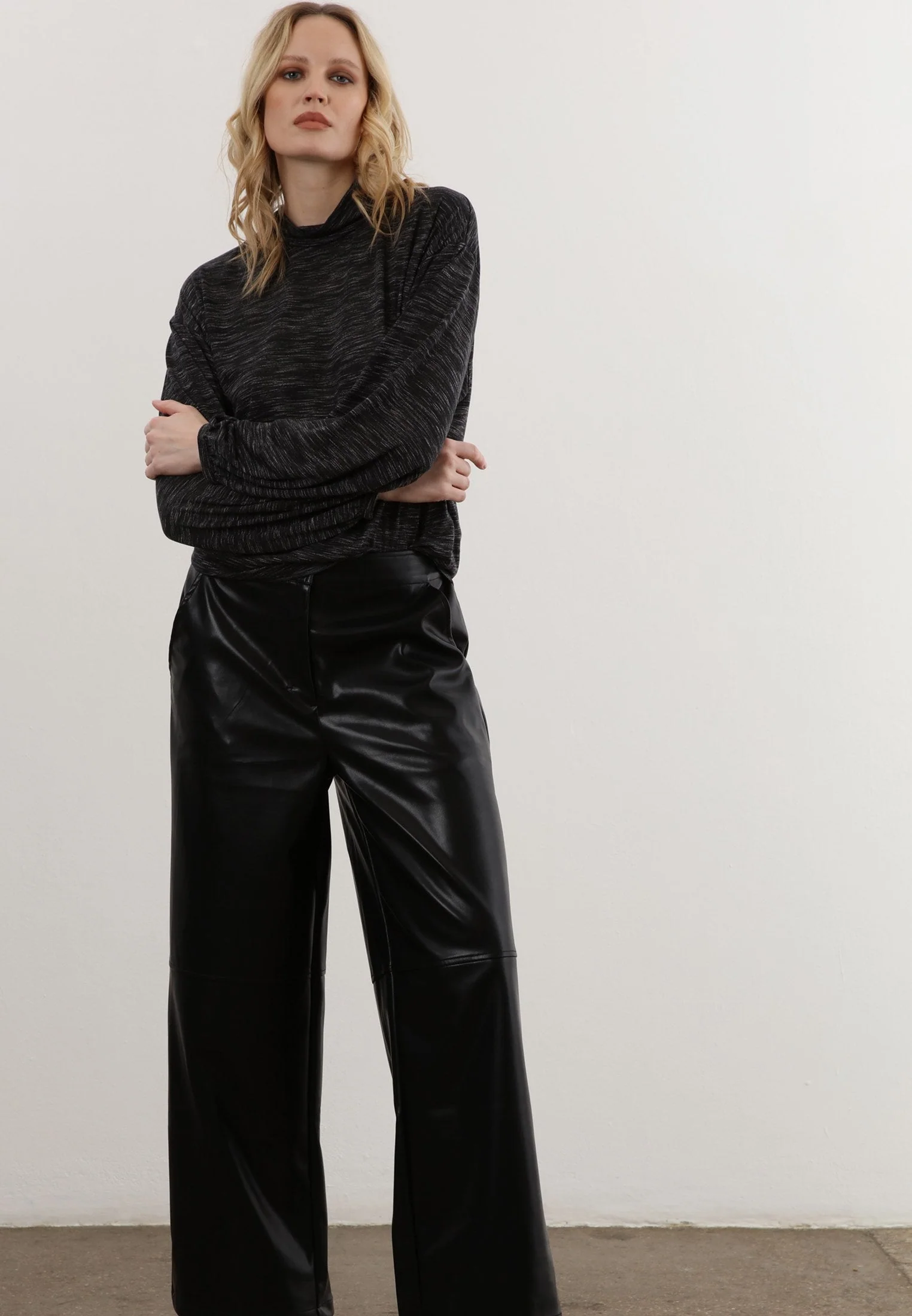 SIMPLE TOP BLACK - Image 4