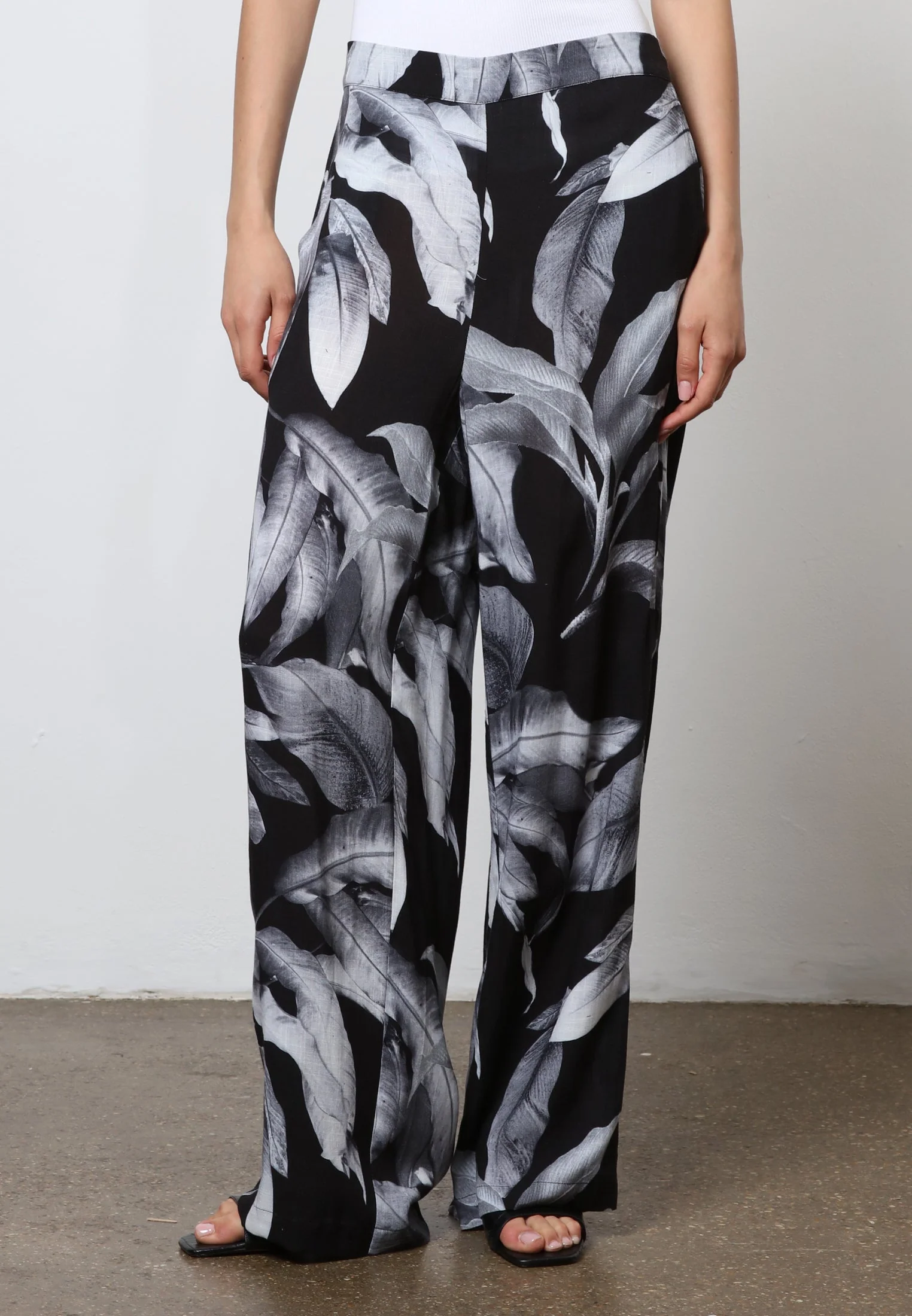 TIME TROUSERS BOTANIC BLACK - Image 3